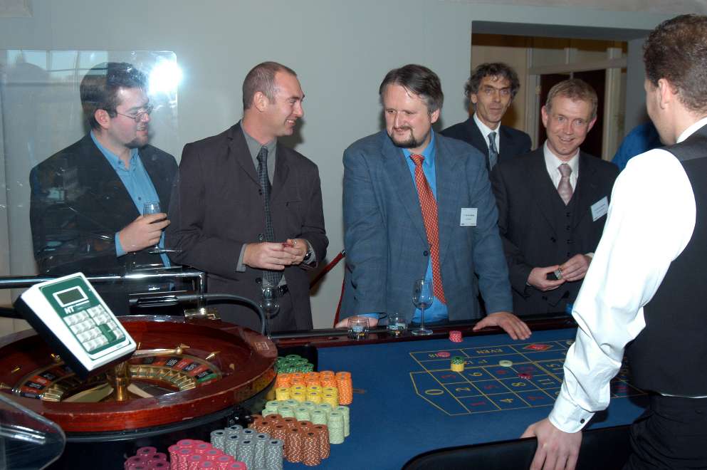 Digitale Foto'sFace to Face Bijeenkomst / Compuware Technology BriefingLocatie: Holland Casino te BredaDonderdag 16 oktober 2003Opnames door Erik van Roon
[#Beginning of Shooting Data Section]Nikon D100 
Focal Length: 28mm
White Balance: Auto
Color Mode: Mode I (sRGB)
2003/10/16 16:50:00.2
Exposure Mode: Aperture Priority
AF Mode: AF-S
Hue Adjustment: 0°
JPEG (8-bit) Fine
Metering Mode: Multi-Pattern
Tone Comp: Auto
Sharpening: Auto
Image Size:  Large (3008 x 2000)
1/60 sec - f/6.3
Flash Sync Mode: Front Curtain
Noise Reduction: OFF
Exposure Comp.: 0 EV
Auto Flash Mode: D-TTL
Image Comment:                                     
[#End of Shooting Data Section]