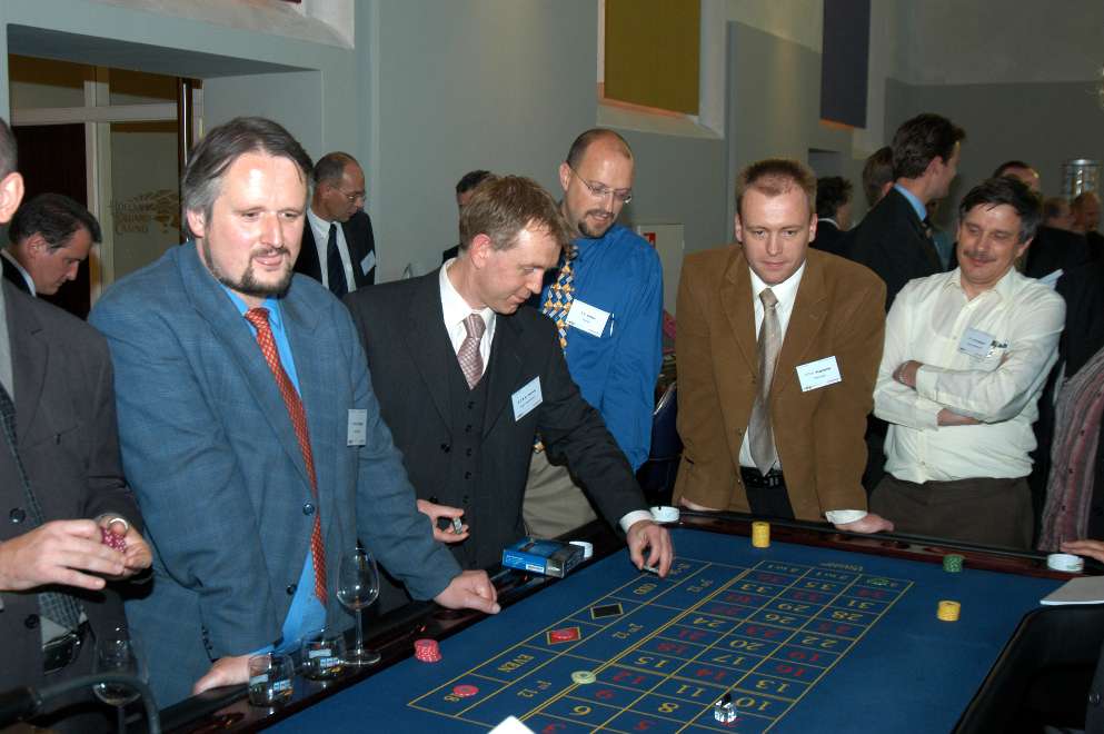 Digitale Foto'sFace to Face Bijeenkomst / Compuware Technology BriefingLocatie: Holland Casino te BredaDonderdag 16 oktober 2003Opnames door Erik van Roon
[#Beginning of Shooting Data Section]Nikon D100 
Focal Length: 29mm
White Balance: Auto
Color Mode: Mode I (sRGB)
2003/10/16 16:50:14.9
Exposure Mode: Aperture Priority
AF Mode: AF-S
Hue Adjustment: 0°
JPEG (8-bit) Fine
Metering Mode: Multi-Pattern
Tone Comp: Auto
Sharpening: Auto
Image Size:  Large (3008 x 2000)
1/60 sec - f/6.3
Flash Sync Mode: Front Curtain
Noise Reduction: OFF
Exposure Comp.: 0 EV
Auto Flash Mode: D-TTL
Image Comment:                                     
[#End of Shooting Data Section]