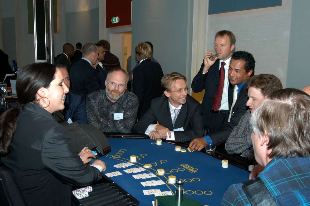Digitale Foto'sFace to Face Bijeenkomst / Compuware Technology BriefingLocatie: Holland Casino te BredaDonderdag 16 oktober 2003Opnames door Erik van Roon
[#Beginning of Shooting Data Section]Nikon D100 
Focal Length: 24mm
White Balance: Auto
Color Mode: Mode I (sRGB)
2003/10/16 16:50:43.2
Exposure Mode: Aperture Priority
AF Mode: AF-S
Hue Adjustment: 0°
JPEG (8-bit) Fine
Metering Mode: Multi-Pattern
Tone Comp: Auto
Sharpening: Auto
Image Size:  Large (3008 x 2000)
1/60 sec - f/6.3
Flash Sync Mode: Front Curtain
Noise Reduction: OFF
Exposure Comp.: 0 EV
Auto Flash Mode: D-TTL
Image Comment:                                     
[#End of Shooting Data Section]